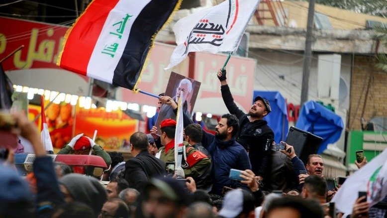 Milhares de pessoas participam do funeral de general iraniano assassinado pelos EUA
