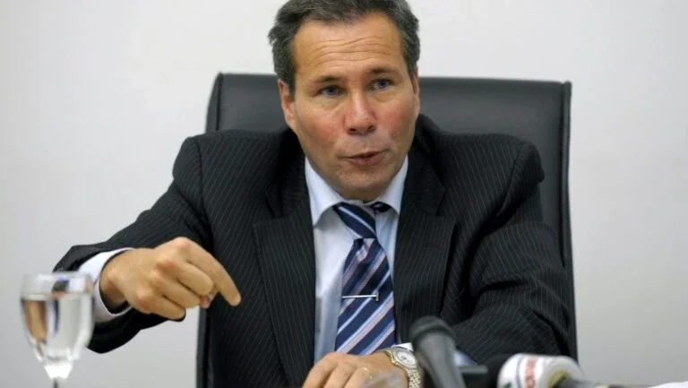 Forte tom opositor em ato em memória do procurador Nisman na Argentina