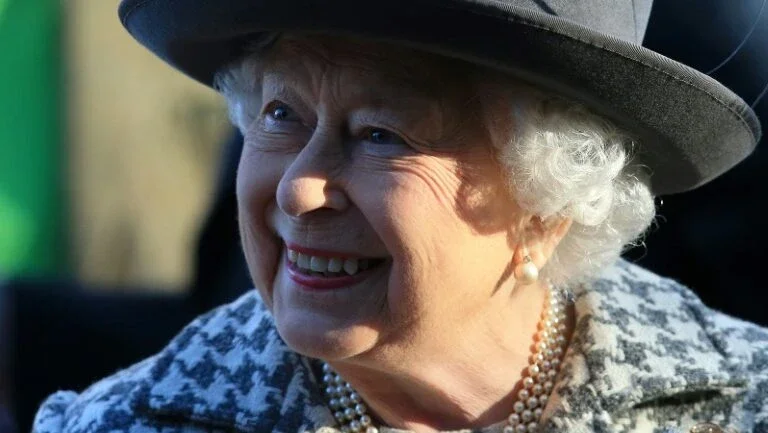 Faxineiro que trabalhará para rainha Elizabeth II ganhará salário de R$ 11 mil