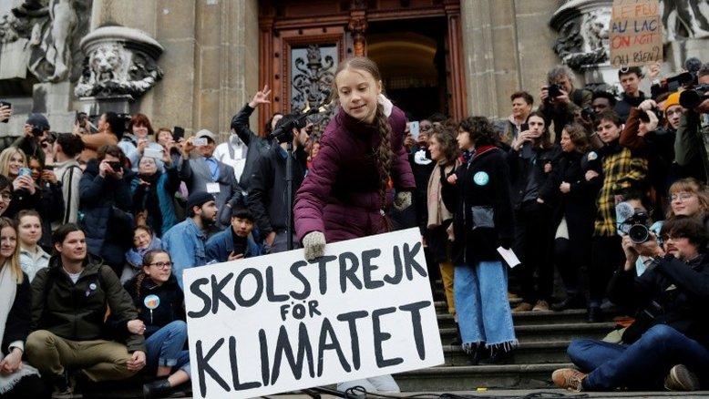 Greta Thunberg se manifesta com milhares de jovens na Suíça