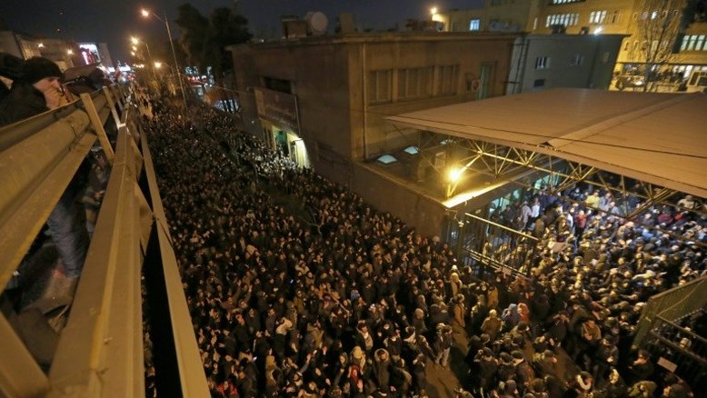 Irã usa balas e gás lacrimogêneo para reprimir protestos