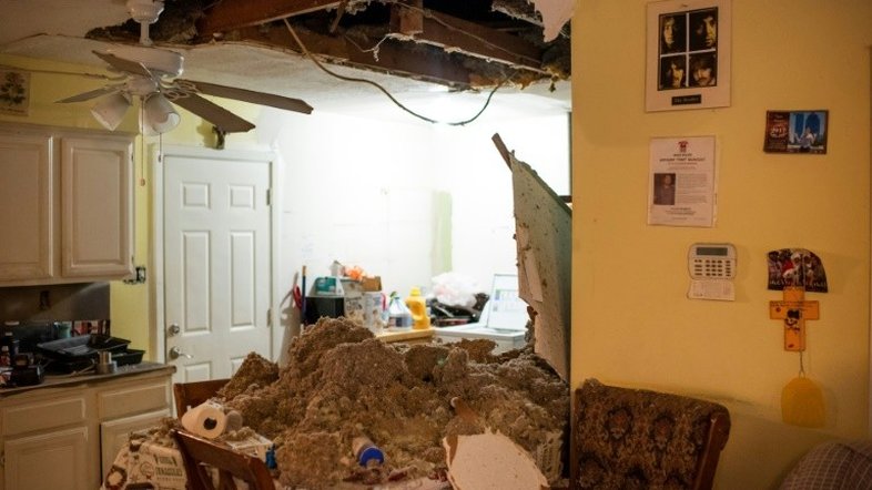 Explosão industrial mata dois e destrói casas em Houston, Texas
