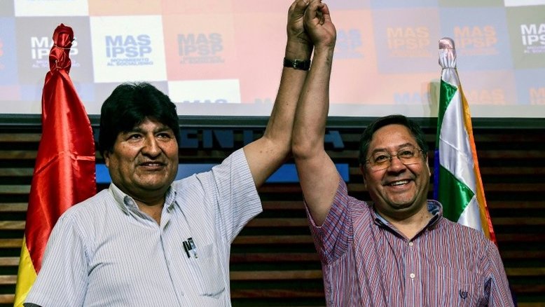 Chega à Bolívia candidato presidencial Luis Arce, herdeiro político de Evo Morales