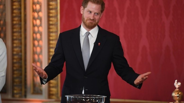 Príncipe Harry expressa grande tristeza por se afastar da família real