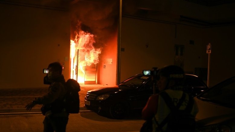 Prédio que seria usado para receber pacientes com coronavírus é atacado em Hong Kong