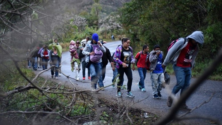 Migrantes hondurenhos se aproximam do México na esperança de chegar aos EUA
