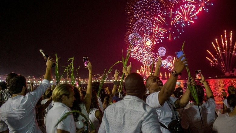 Cariocas e turistas comemoram a chegada do ano novo na praia de Copacabana, durante a tradicional queima de fogos do réveillon, 31 de dezembro de 2019 - AFP