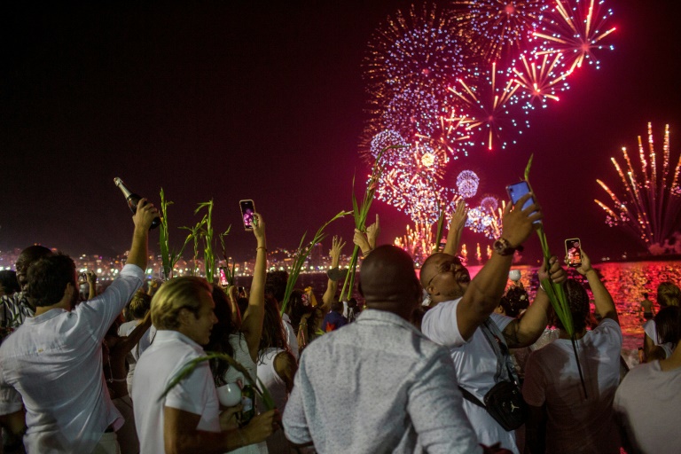 Cariocas e turistas comemoram a chegada do ano novo na praia de Copacabana, durante a tradicional queima de fogos do réveillon, 31 de dezembro de 2019 - AFP