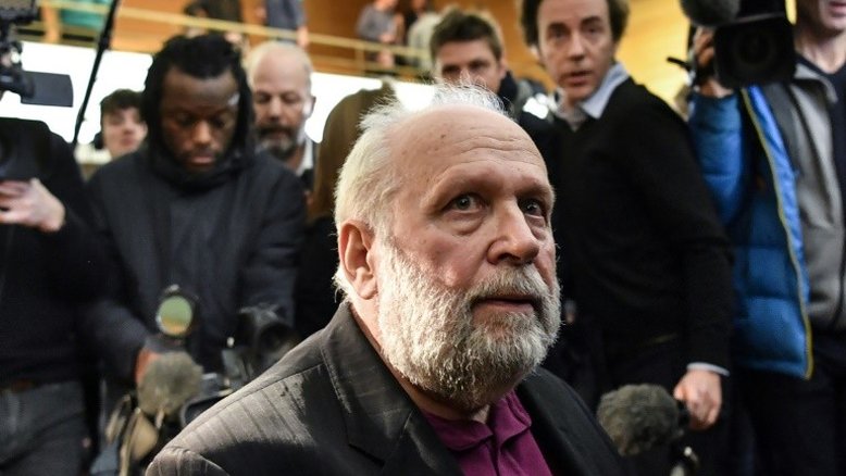 Ex-padre julgado na França confessa que abusava de 'quatro a cinco crianças' por semana