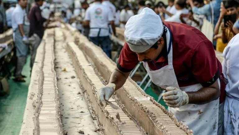 Padeiros indianos assam maior bolo do mundo