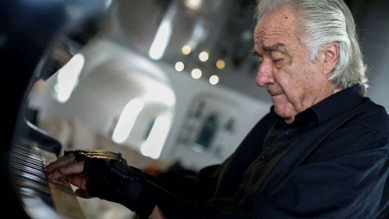 Luvas especiais fazem maestro João Carlos Martins voltar a tocar piano