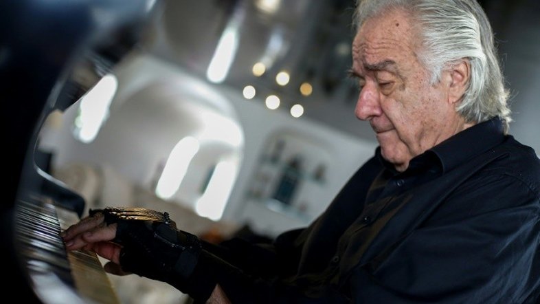 Luvas especiais fazem maestro João Carlos Martins voltar a tocar piano