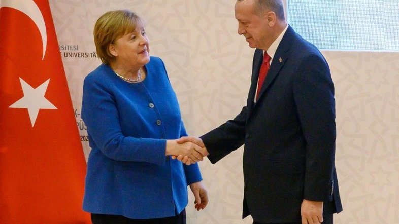 Erdogan recebe Merkel e alerta para risco de propagação do 'caos líbio'