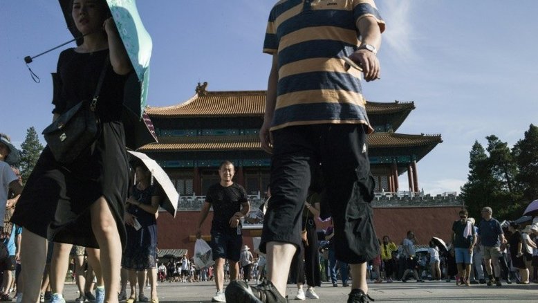 Duas jovens dirigem na Cidade Proibida e causam indignação na China
