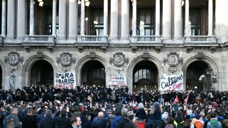 Concerto contra reforma de pensões na escadaria da Ópera de Paris