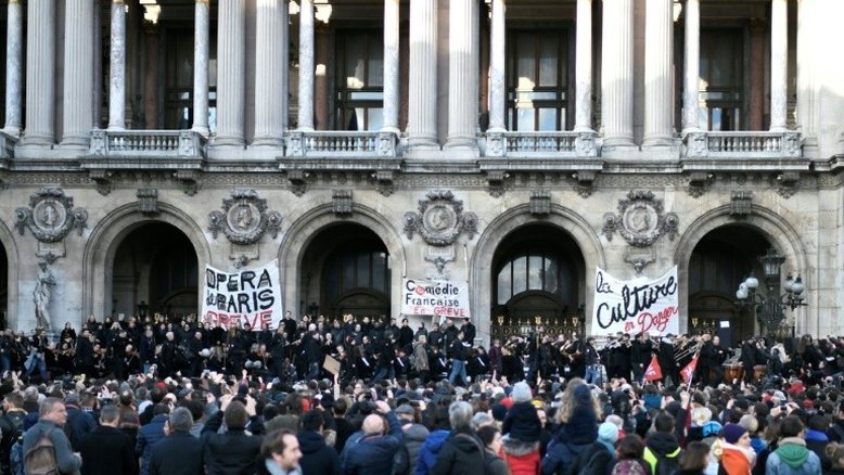 Concerto contra reforma de pensões na escadaria da Ópera de Paris