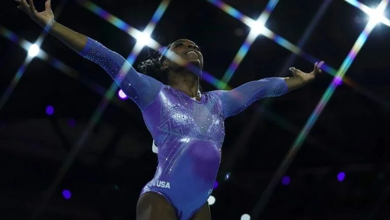 Simone Biles faz apresentação de pódio e repete movimento único em Tóquio