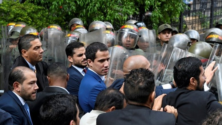 Guaidó lidera sessão com parlamentares opositores venezuelanos em sede de jornal
