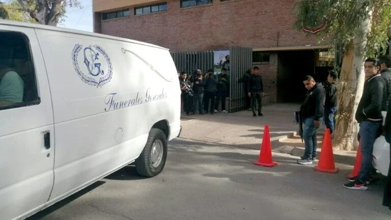 Menino mata professora e comete suicídio em escola no México