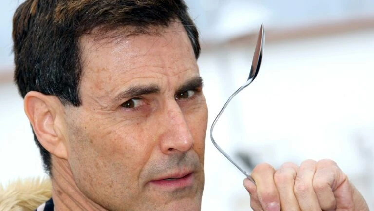 Paranormal Uri Geller oferece seus poderes para ajudar premiê britânico