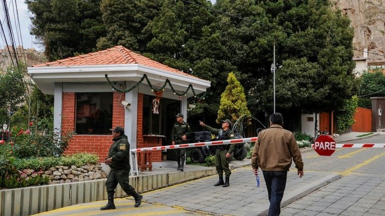Guardas espanhóis ligados a incidente na embaixada do México deixam a Bolívia
