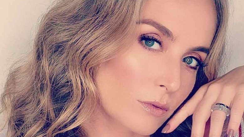 Angélica posa de maio para Luciano Huck em praia deserta e impressiona pela beleza