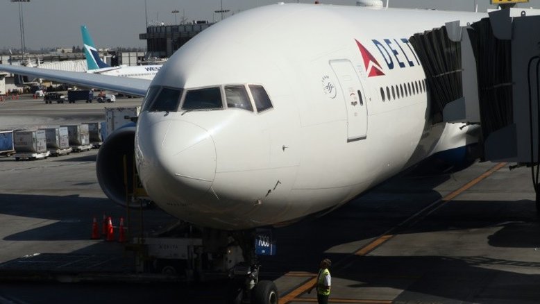 Avião libera combustível e atinge crianças em escola nos EUA