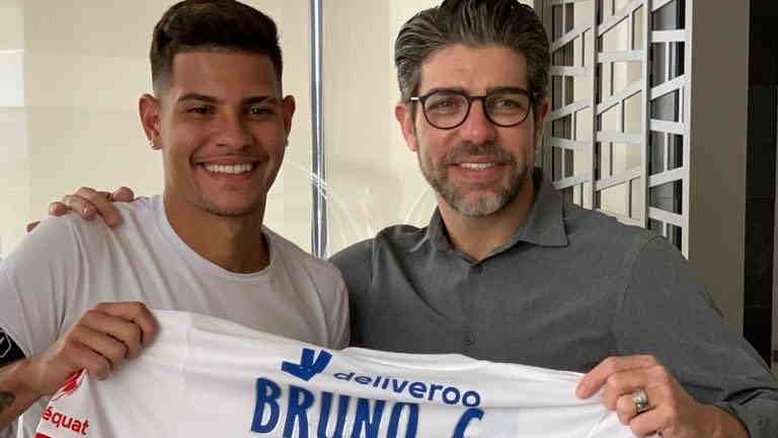 Ao lado de Juninho, Bruno Guimarães posa para foto com camisa do Lyon