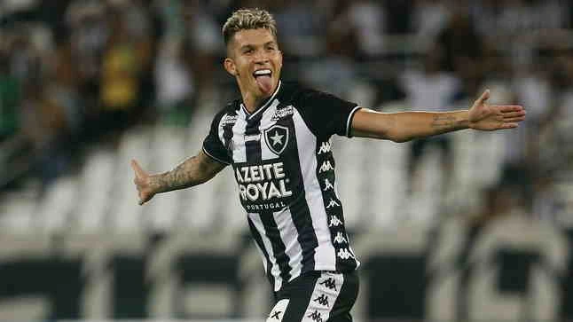 Botafogo marca no fim, vira sobre Resende e segue na luta por vaga nas semifinais