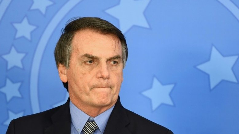 Bolsonaro diz que jornalistas são 'raça em extinção' e que ler jornal 'envenena'