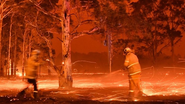 Operação de resgate para pessoas presas na praia por incêndios na Austrália