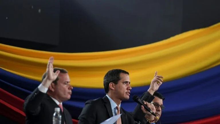 Parlamento venezuelano faz sessão fora da sede após denúncia de disparos
