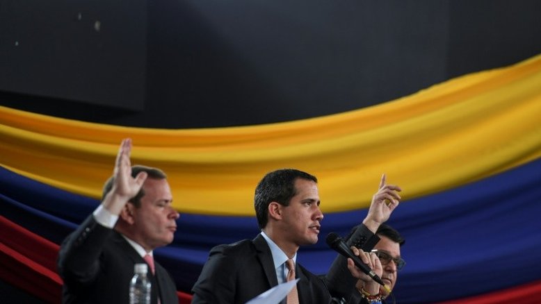Parlamento venezuelano faz sessão fora da sede após denúncia de disparos