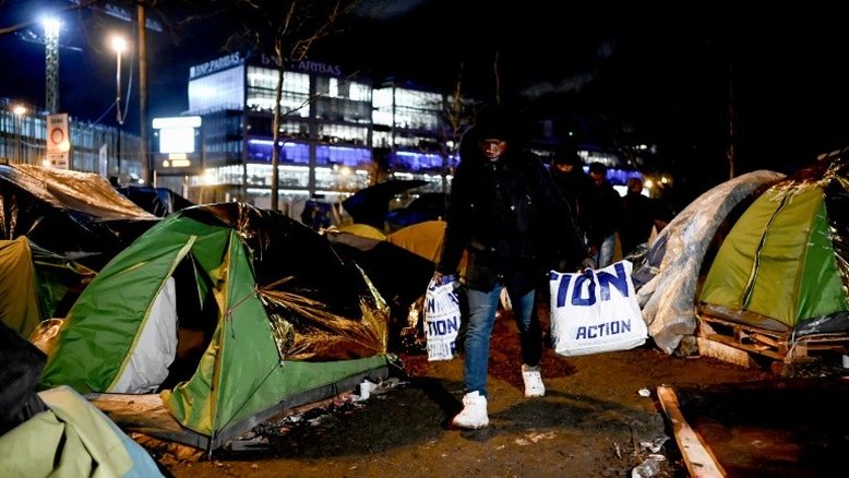 Polícia francesa desmantela acampamento de migrantes em Paris
