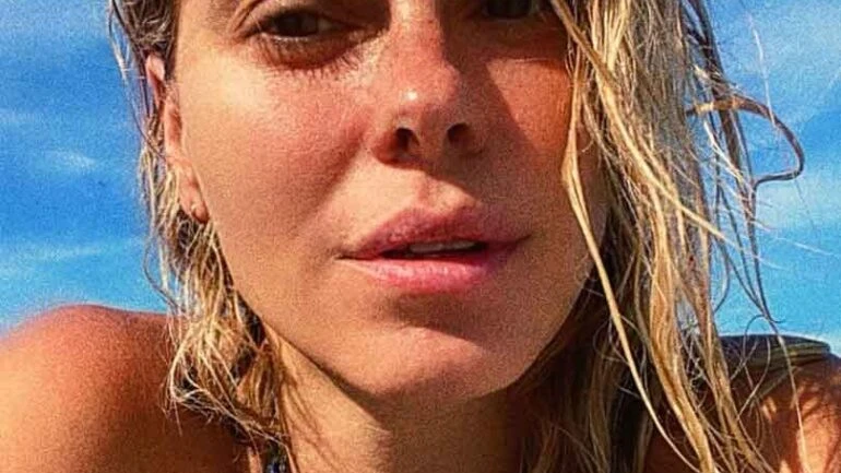 Em cachoeira, Carolina Dieckmann posa de biquíni e filosofa