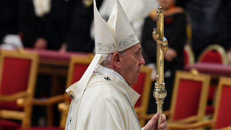 Papa se desculpa por perder a paciência com a fiel que o agarrou