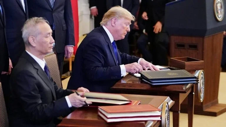 EUA e China assinam acordo comercial 
