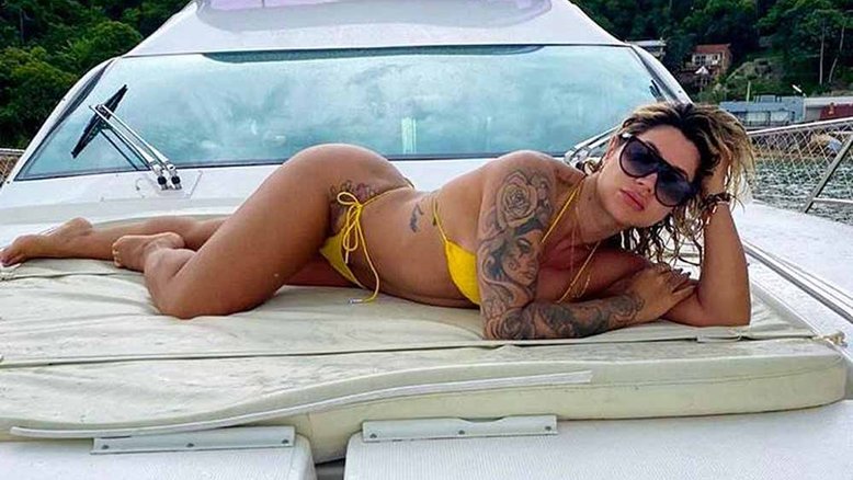 Aos 39 anos, Dani Souza exibe corpão de biquíni fio-dental