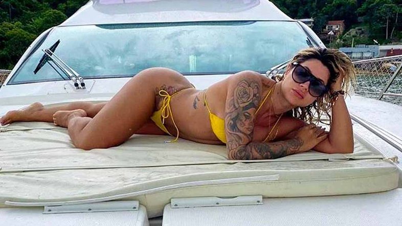 Aos 39 anos, Dani Souza exibe corpão de biquíni fio-dental