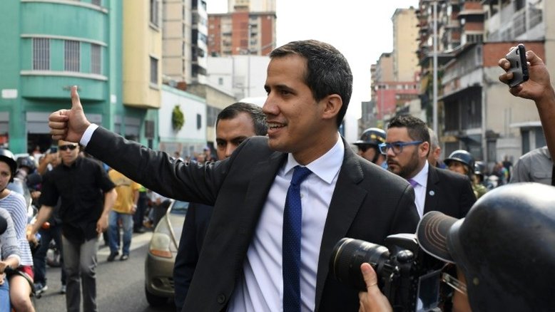 Guaidó é empossado 'presidente encarregado' no Parlamento e clama às ruas