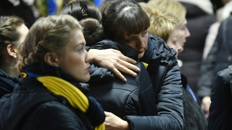 Corpos de vítimas de acidente aéreo no Irã são recebidos com emoção no aeroporto de Kiev