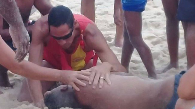 Vídeo: Jovem sofre asfixia após brincar de se enterrar na areia no RJ