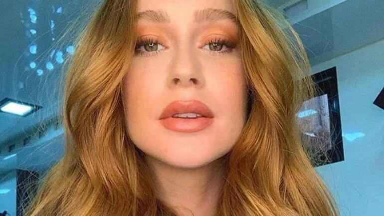 De fio-dental Marina Ruy Barbosa exibe bumbum em passeio de barco