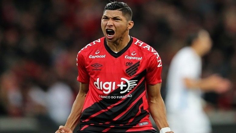 Corinthians aguarda resposta do Athletico-PR para acertar com Rony