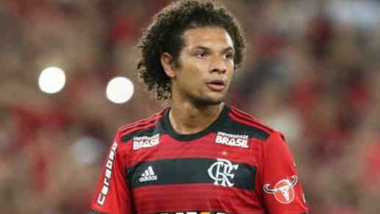 Flamengo anuncia renovação do contrato de Willian Arão até 2023