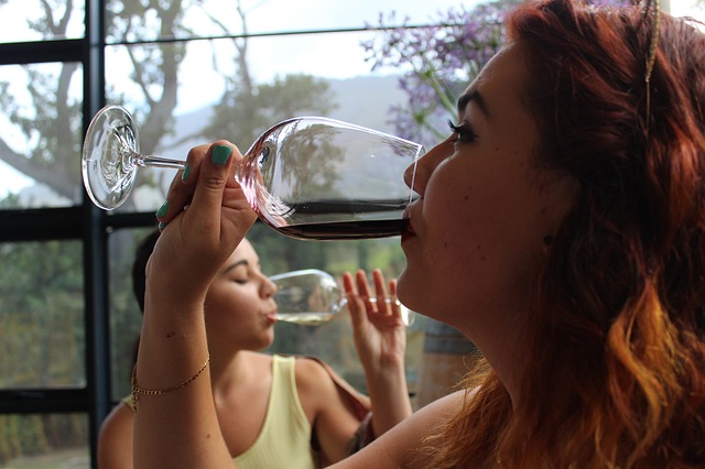 Conheça 7 benefícios do vinho para tomar sem culpa