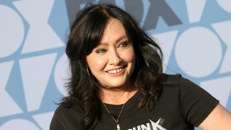 Atriz americana Shannen Doherty revelou que seu diagnóstico de câncer de mama alcançou estágio avançado, deu metástase e se espalhou para os ossos