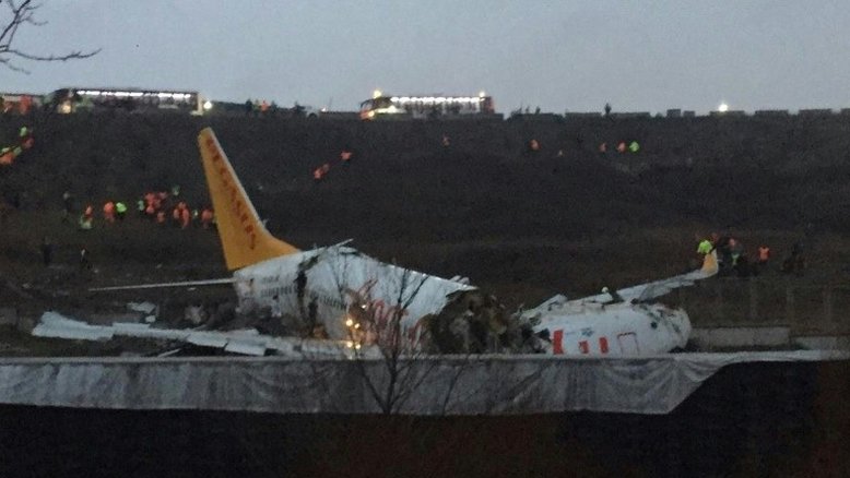 Avião sai da pista e se parte em dois após pouso em Istambul