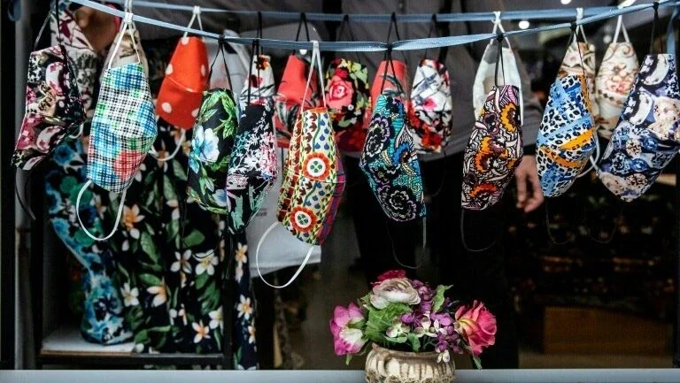 Diante da escassez, moradores de Hong Kong fazem suas próprias máscaras