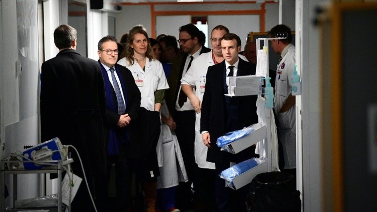 'Enfrentamos uma epidemia', diz Macron sobre coronavírus